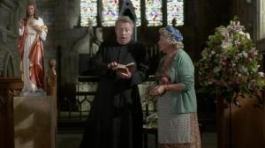 El padre Brown de la BBC se queda patidifuso al leer a Chesterton.